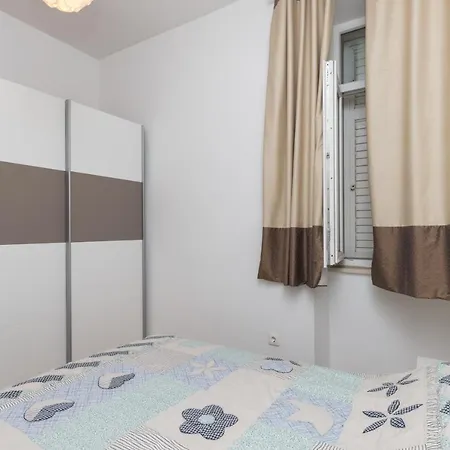 Apartment Van Gogh