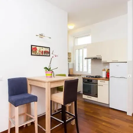 Van Gogh Apartment *